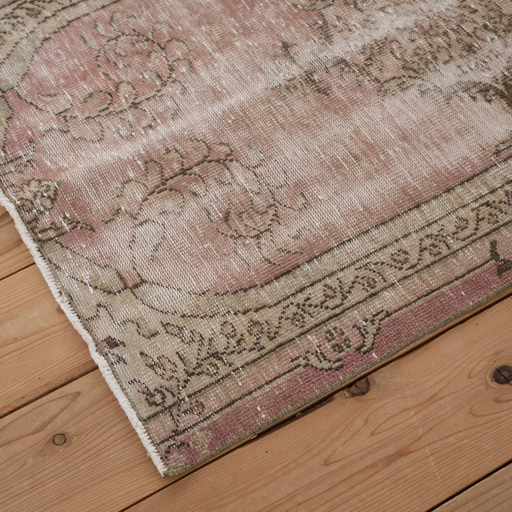 淡いピンクベージュのトーンは主張しすぎず、空間に深みを与えるニュアンス。