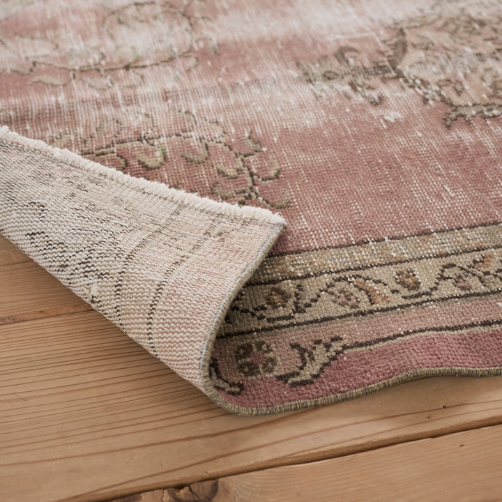 厚み約3mm。薄手ながらも、裸足で歩いたときのやわらかさを感じられます。