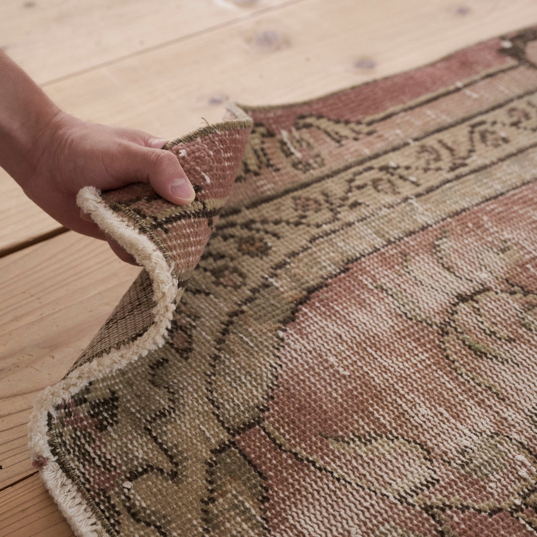 ウールとコットンの天然素材を使用した生地。フリンジは約15mmと短めです。