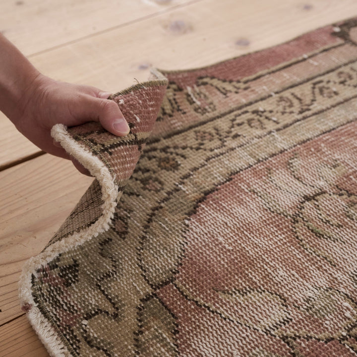 ウールとコットンの天然素材を使用した生地。フリンジは約15mmと短めです。