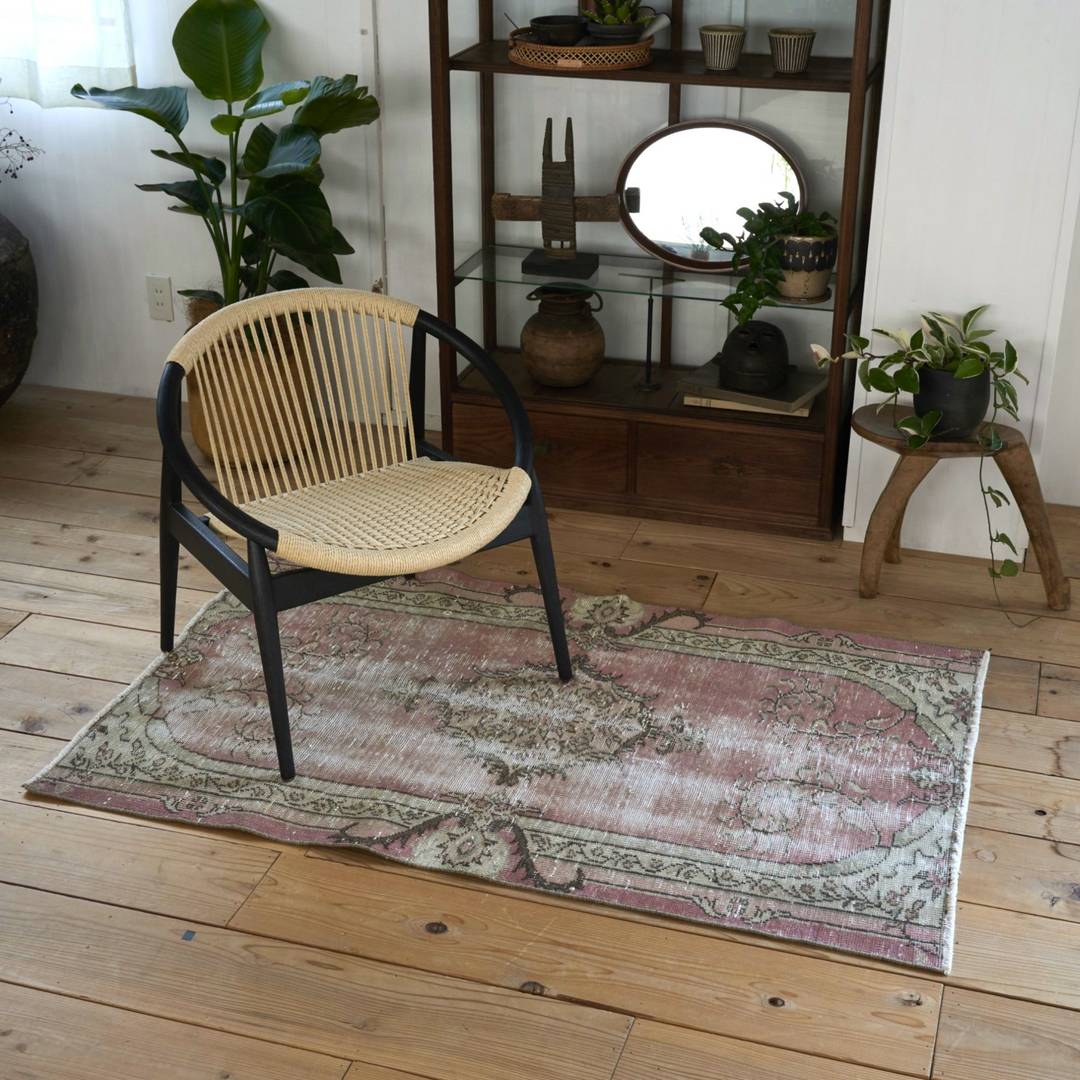 1970年代トルコ・イスパルタで生まれた、一点もののヴィンテージラグ。