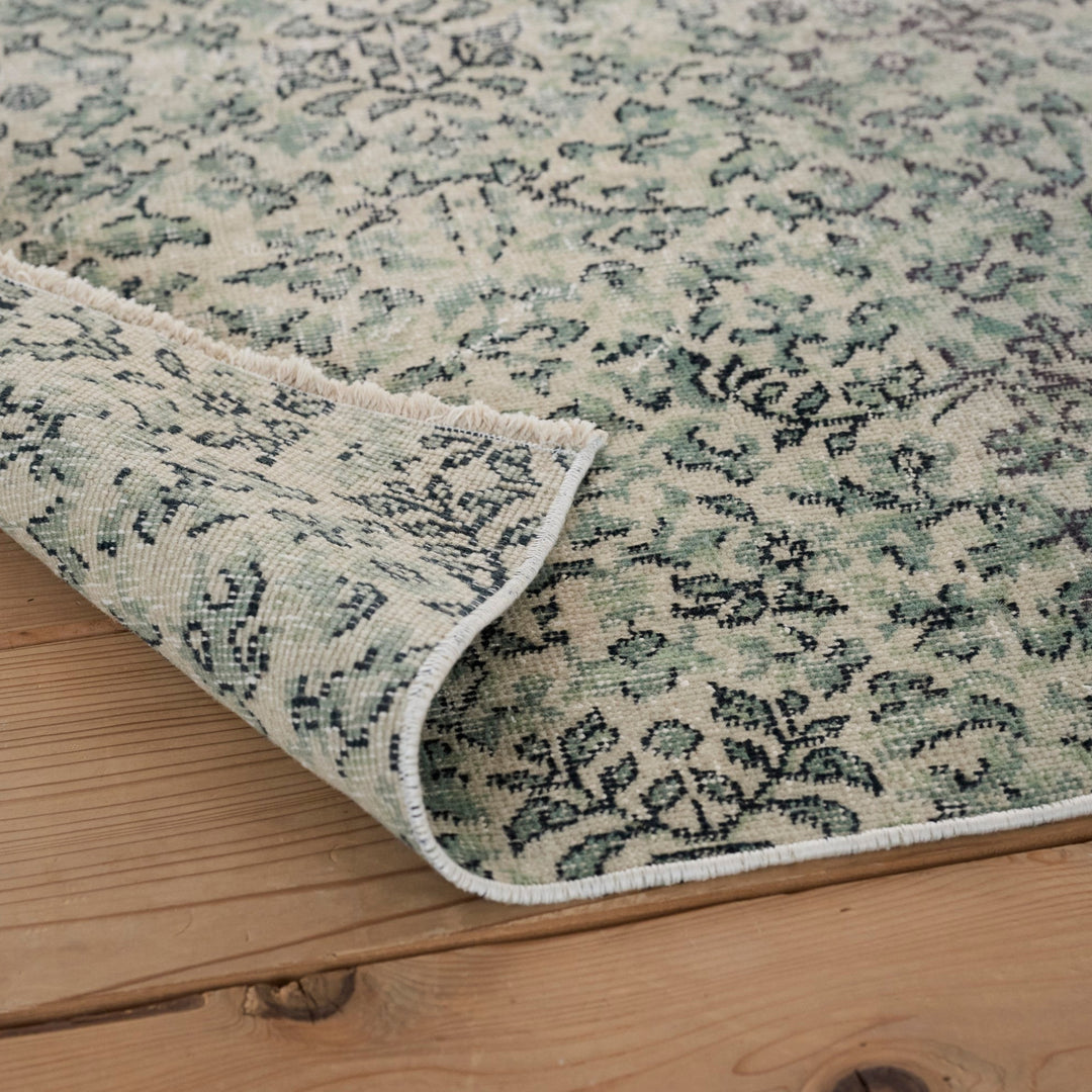 厚み約3mm。薄手ながらも、裸足で歩いたときのやわらかさを感じられます。