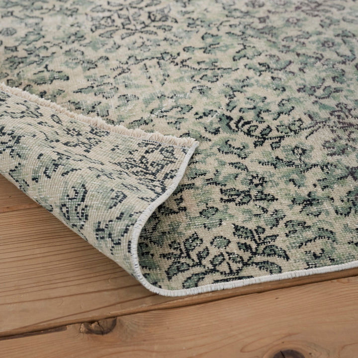 厚み約3mm。薄手ながらも、裸足で歩いたときのやわらかさを感じられます。