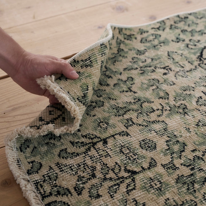 ウールとコットンの天然素材を使用した生地。フリンジは約20mmと短めです。