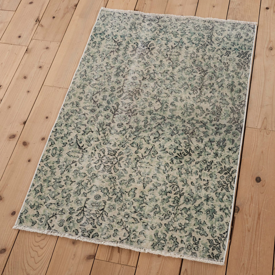 サイズは約150 × 100cm。どんな場所にも気軽に取り入れやすいサイズ感です。