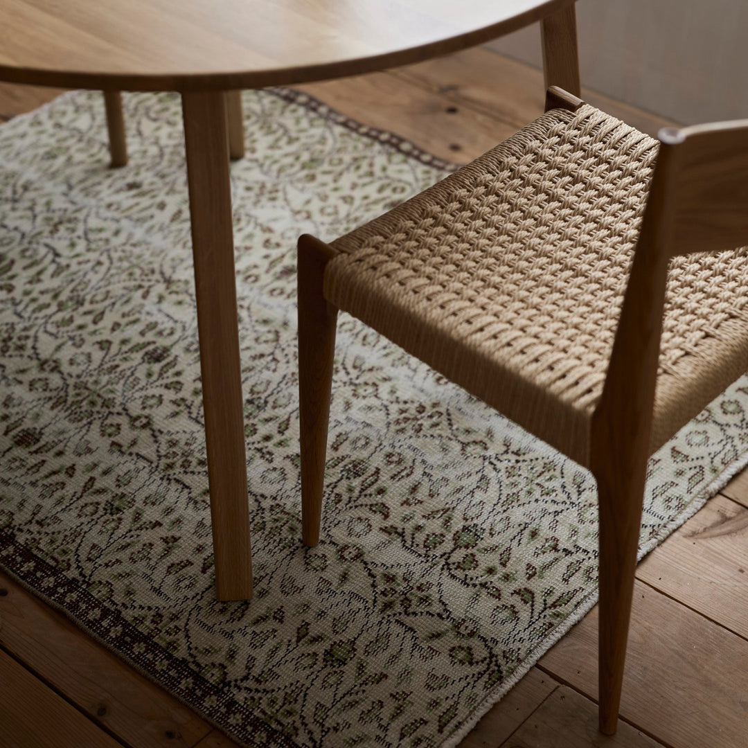 リズミカルな草花模様。規則正しさと手仕事の温かみが同居しています。