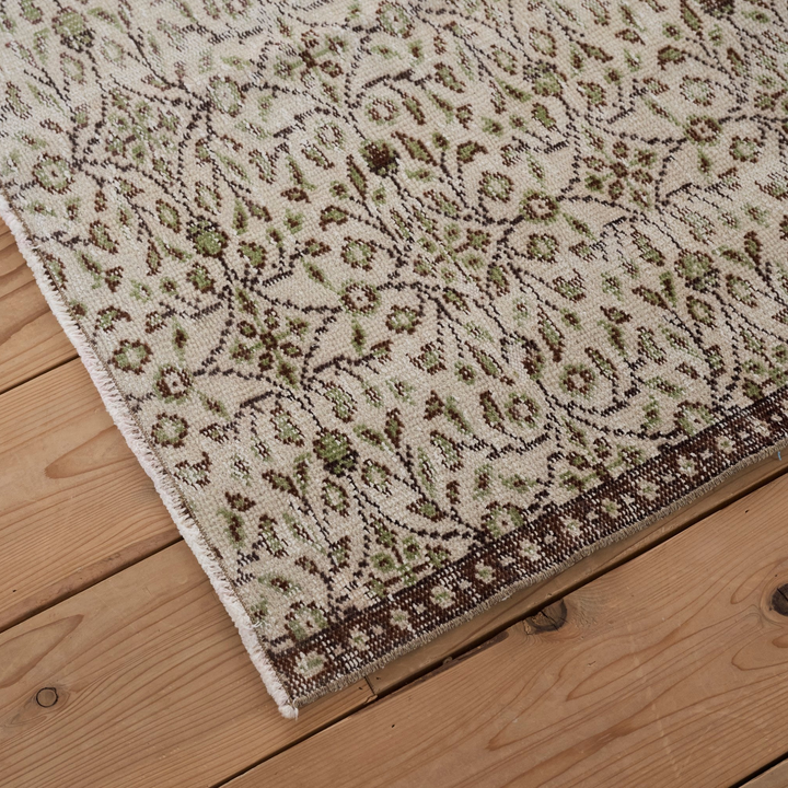 半世紀を超えて育まれた風合い。使い込むほどに味わいを増していきます。