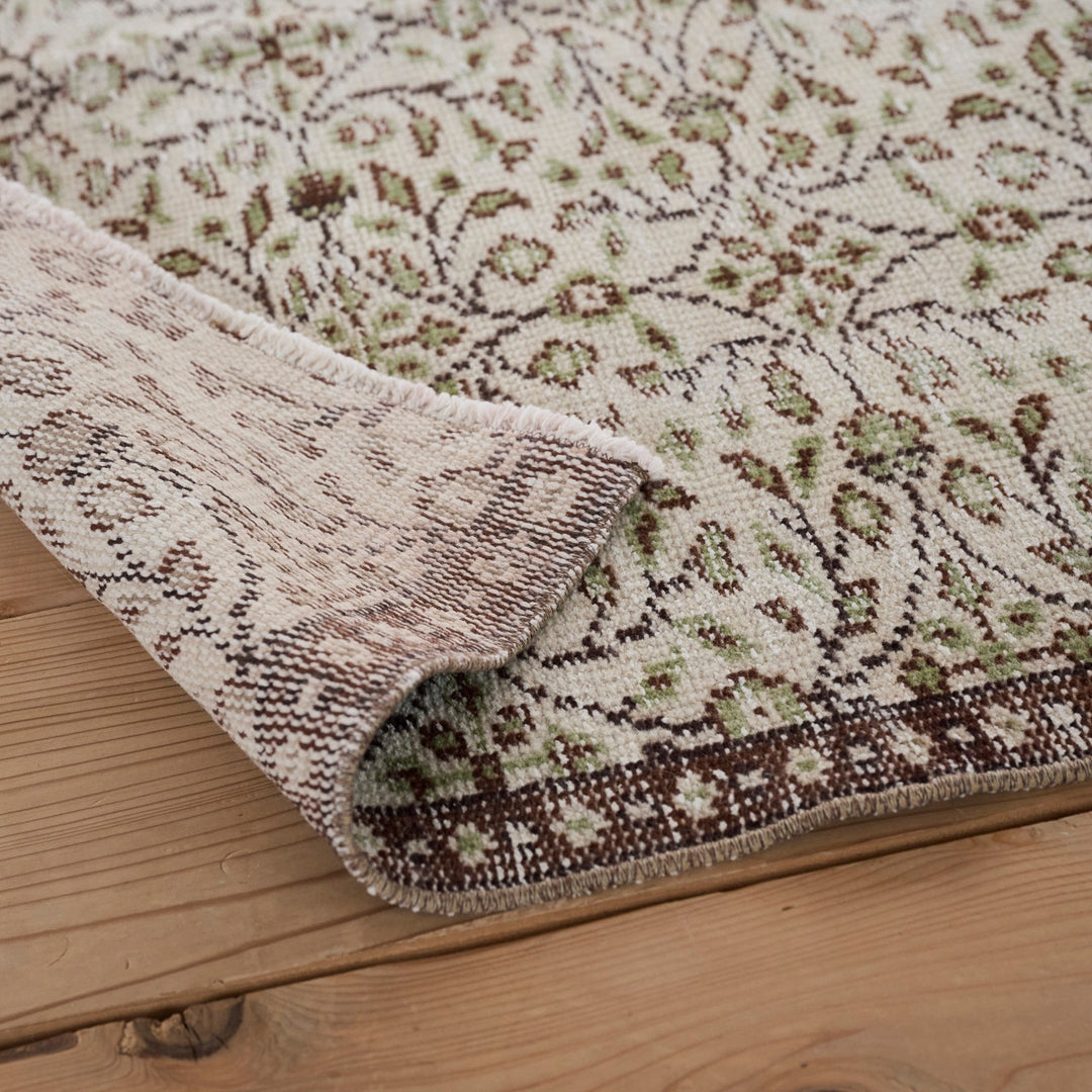 厚み約3mm。薄手ながらも、裸足で歩いたときにはやわらかさを感じられます。