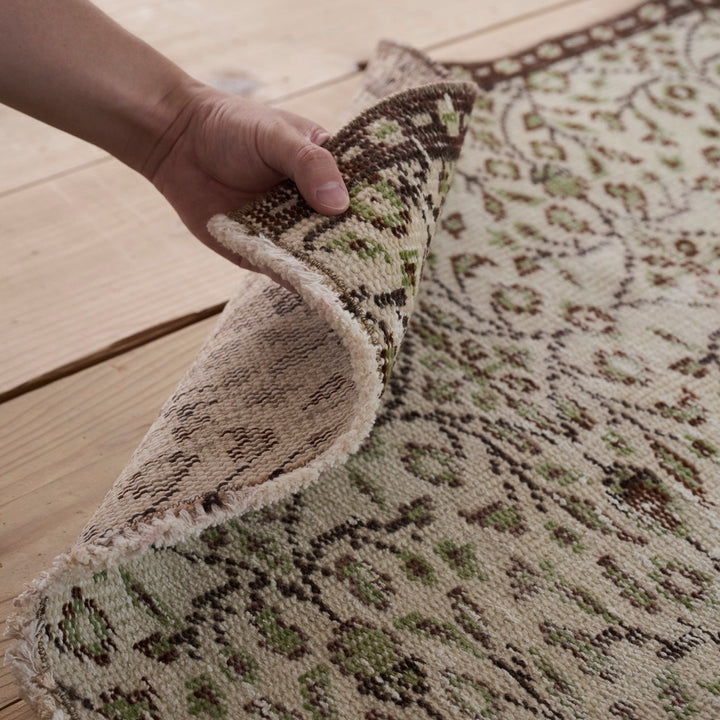 ウールとコットンの天然素材を使用した生地。フリンジは約15mmと短めです。