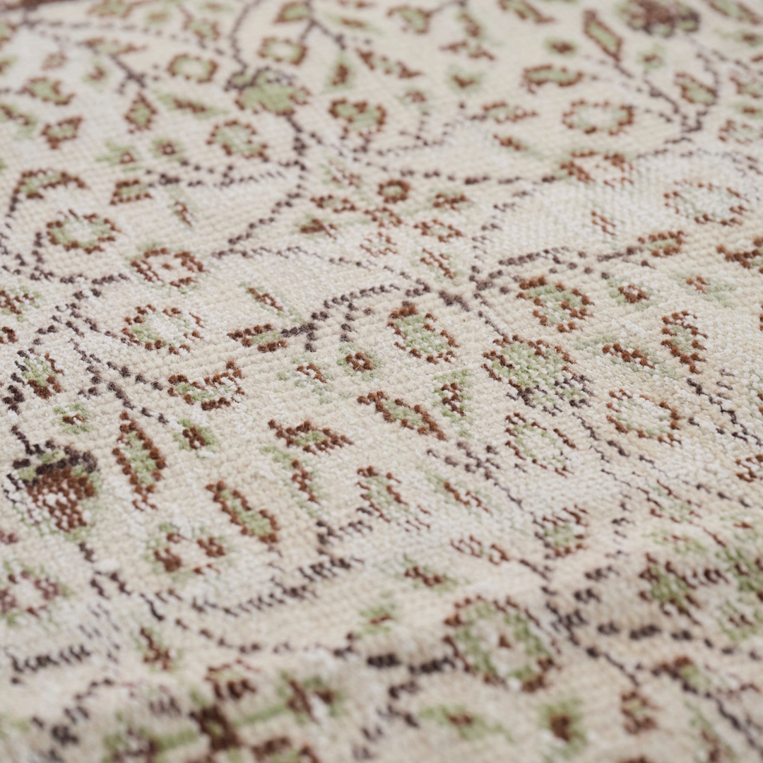 淡い色合いの中にグリーンの差し色が映え、まるで森の中を歩いているような気分に。