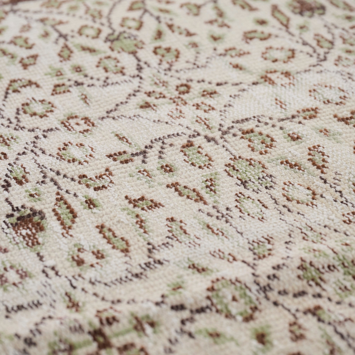 淡い色合いの中にグリーンの差し色が映え、まるで森の中を歩いているような気分に。