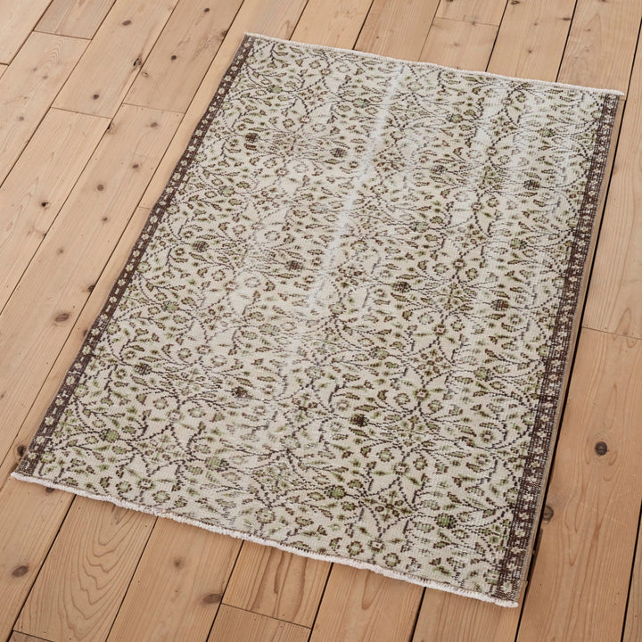 サイズは約144×112cm。どんな場所にも気軽に取り入れやすいサイズ感です。