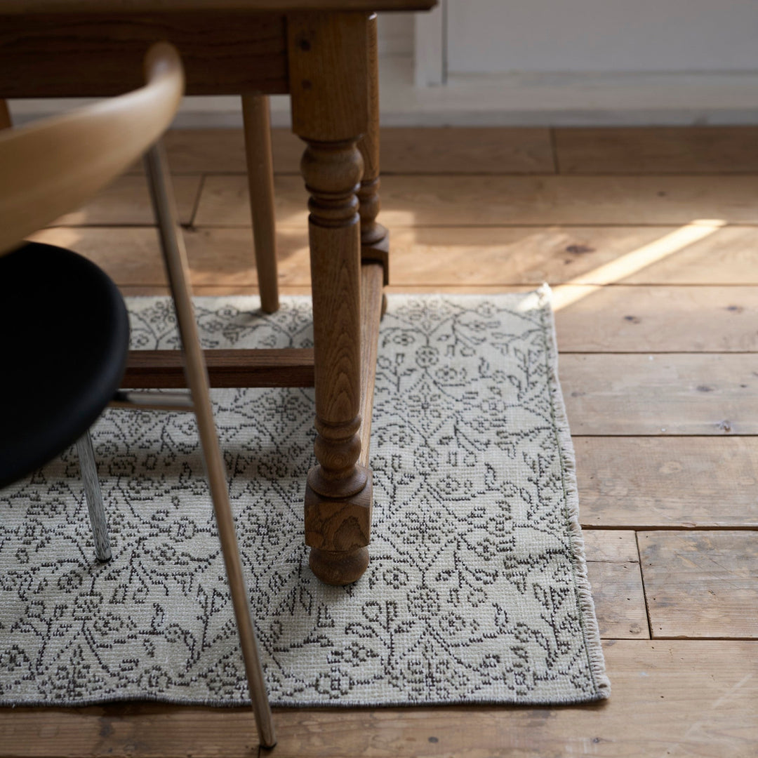 空間の視覚的な仕切りに。縦長だからこそできる、空間の使い方を楽しめます。