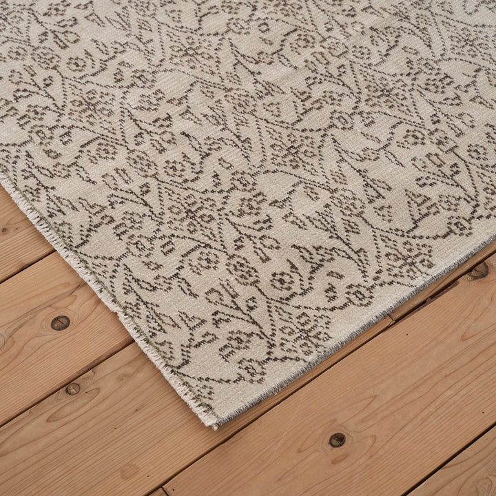 半世紀を超えて育まれた風合い。使い込むほどに味わいを増していきます。