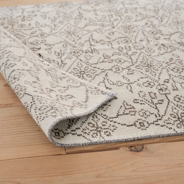 厚み約3mm。薄手ながらも、裸足で歩いたときにはやわらかさを感じられます。