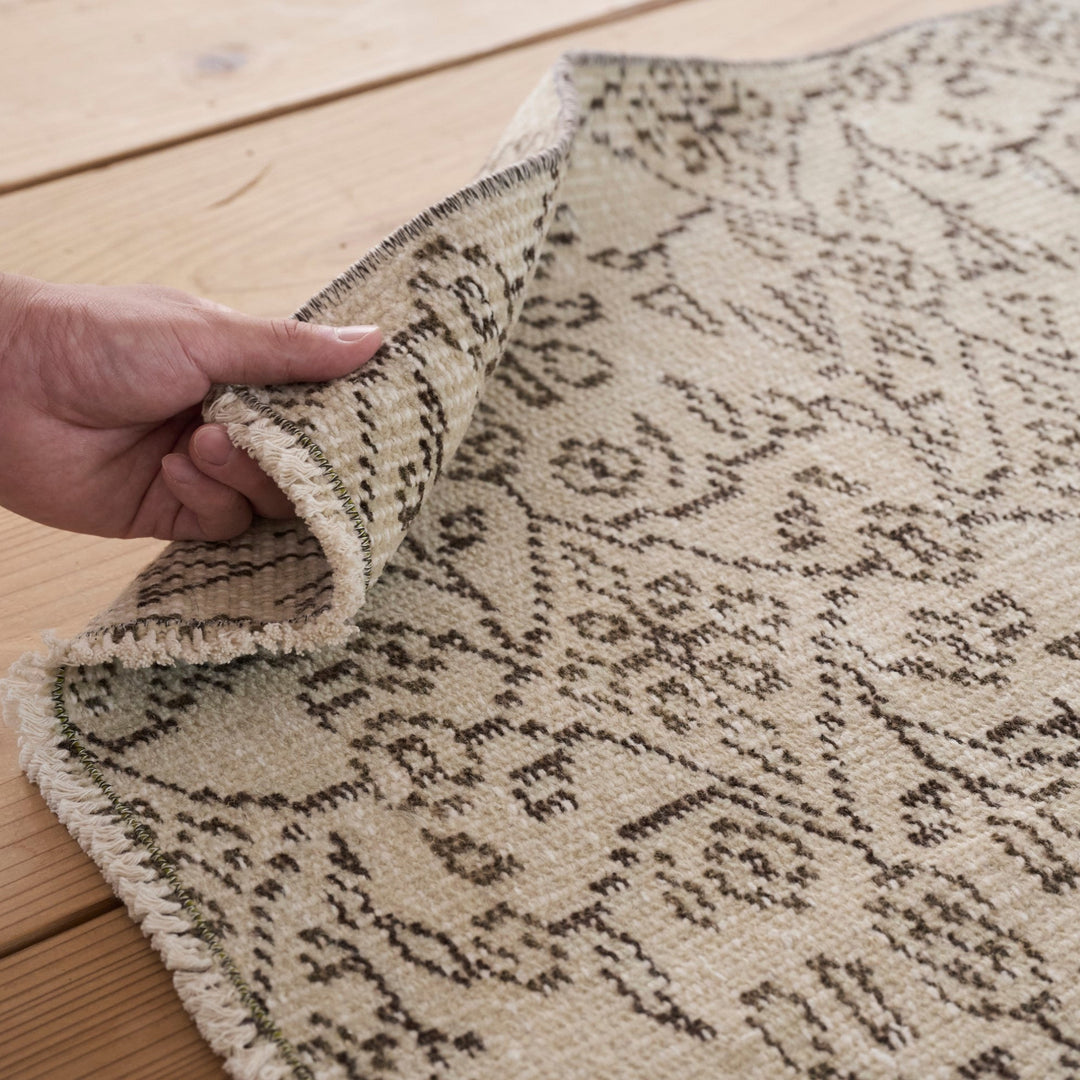 ウールとコットンの天然素材を使用した生地。フリンジは約15mmと短めです。