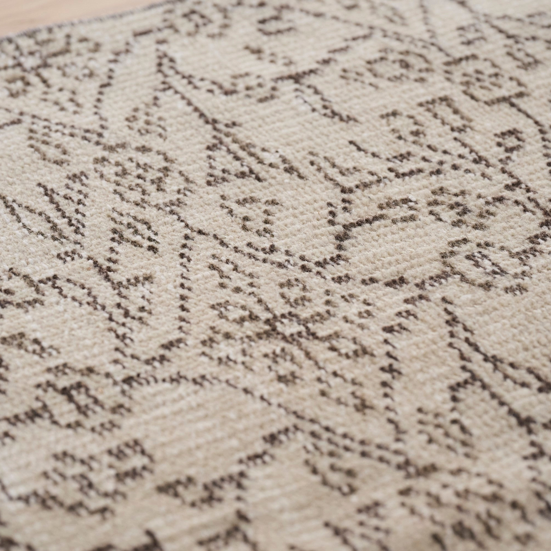 生成りをベースに、落ち着いたブラウンの文様。品格を併せ持つ一品。