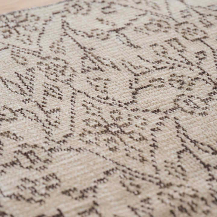 生成りをベースに、落ち着いたブラウンの文様。品格を併せ持つ一品。