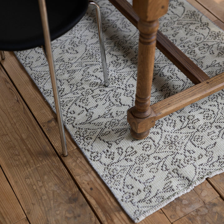 植物の枝葉や花を思わせる優美なパターン。暮らしに自然の温もりを添えてくれます。