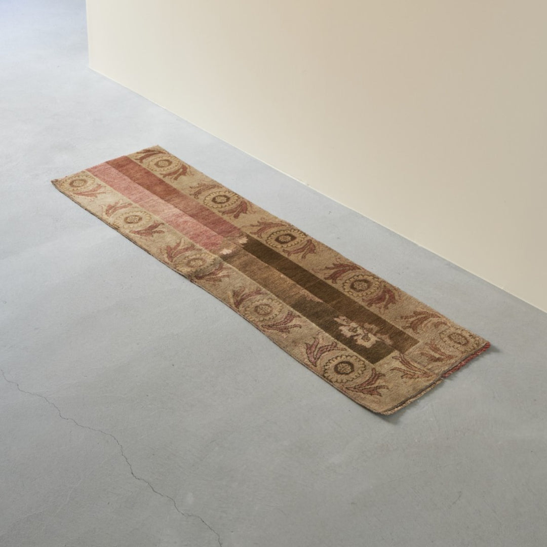 サイズ：約166 × 50cm ソファ前やサイドボード前。ベッド横にいかがでしょう。