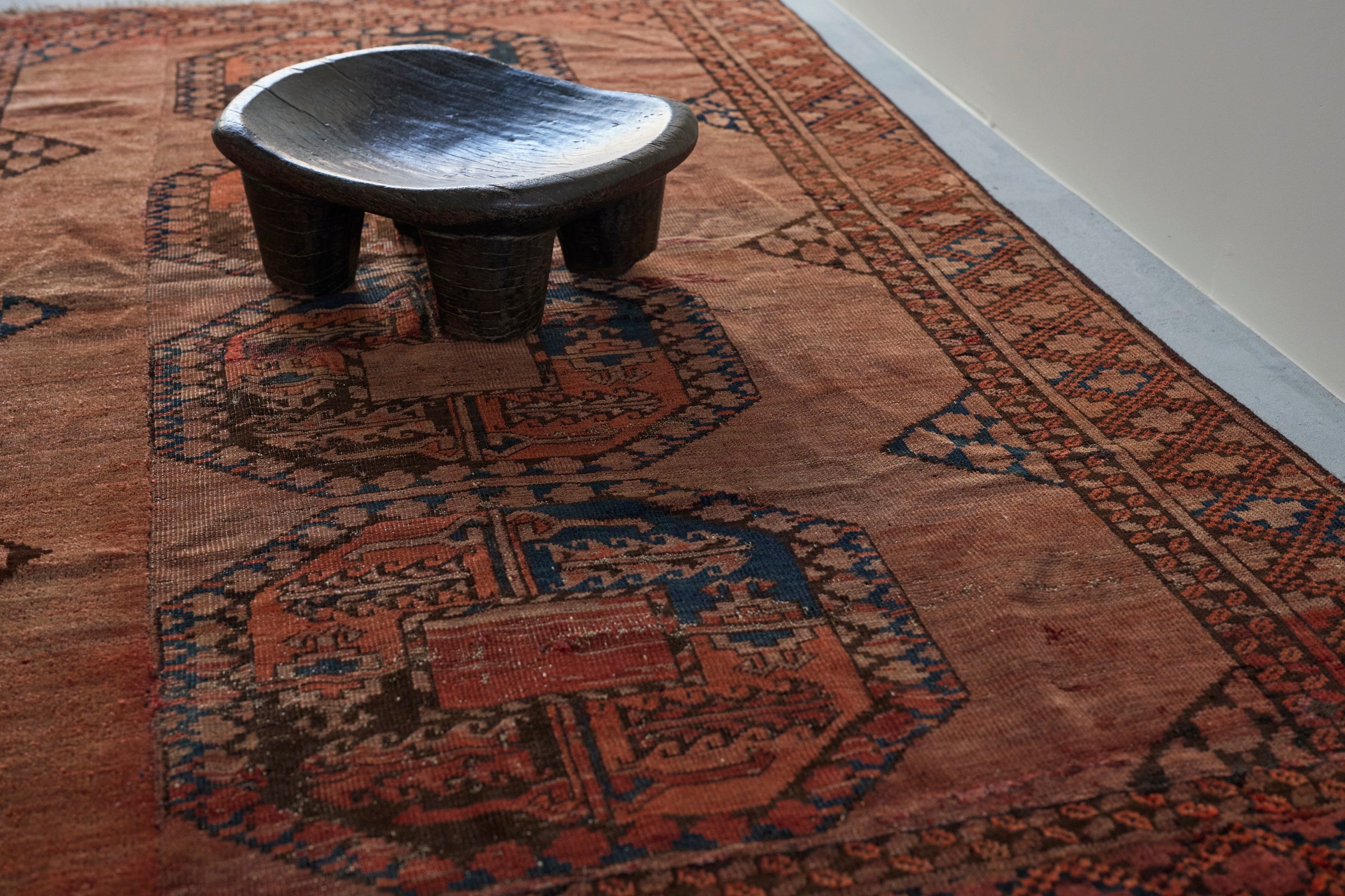ヴィンテージ アフサール族 シルジャン トライバルラグ 183×138cm トライバルラグ | 遊牧の記憶を、足元に敷く – tiflo