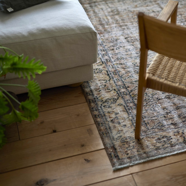 色ムラ、かすれ、補修跡などは、それぞれが時を経た証であり、唯一無二の個性です。