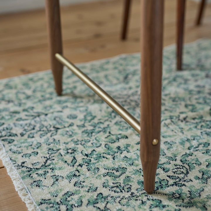 ダイニング下に敷いて、空間の仕切りに使うのもおすすめです。