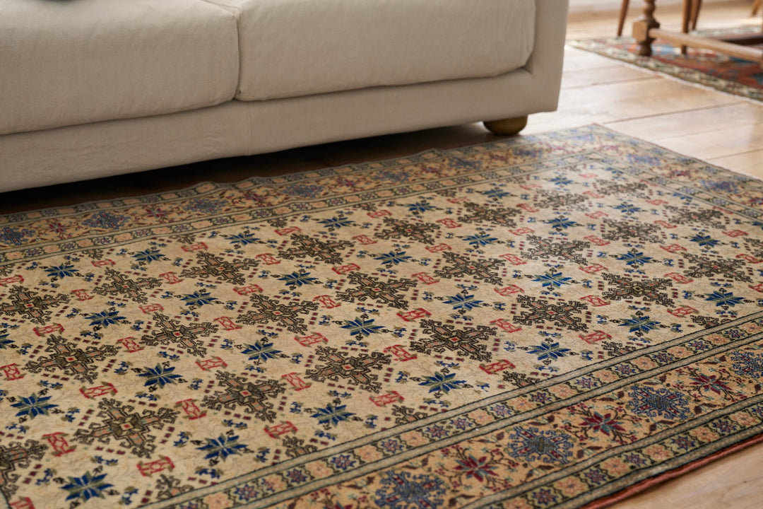 シンプルなソファ前に置くだけで、家具を引き立たせる効果も。