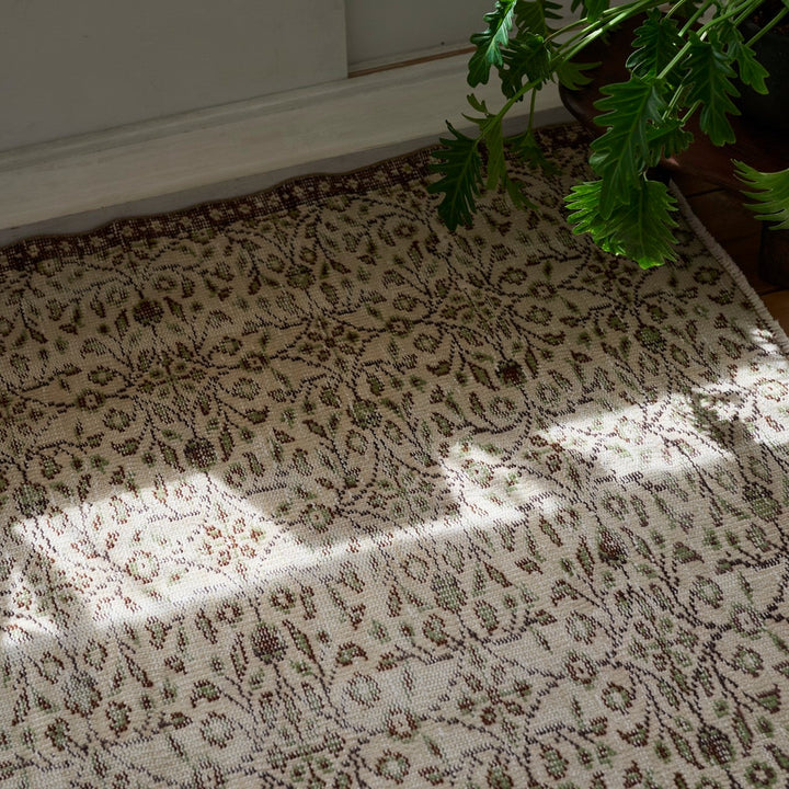 色褪せ、糸のほつれ、シミ、補修跡。それらすべてが時を経た証です。