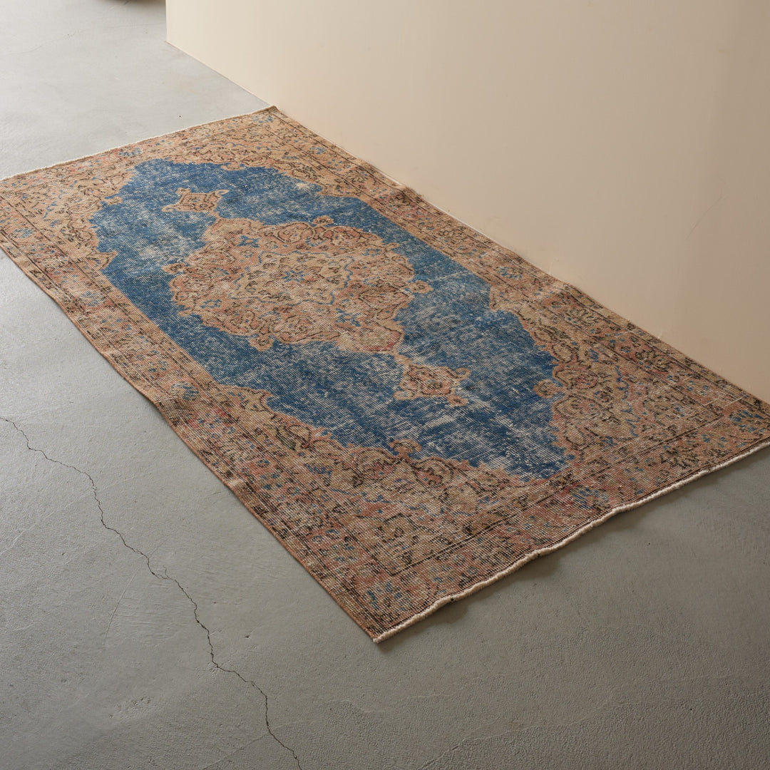 色褪せてなお、深みを増していく青が美しいヴィンテージラグ。