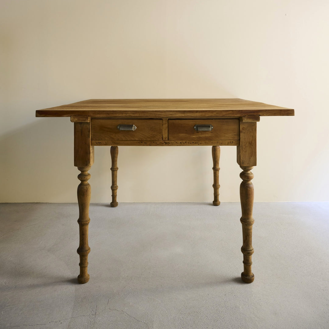 ダイニングにも作業台としても使えるヴィンテージのテーブル。