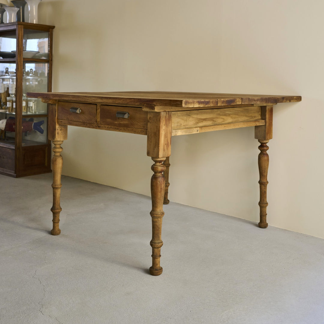 ヴィンテージの木肌は植物・陶器・ラグなど異素材との相性が抜群です。