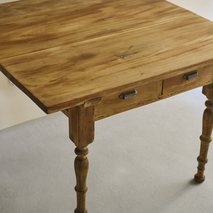 天板は複数枚の板を接ぎ合わせた総無垢仕上げ。板ごとにわずかに異なる色調があります。