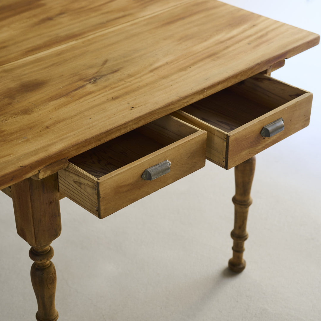 引き出しは左右両面に2杯ずつ設けられており、カトラリーや書類も収納できます。