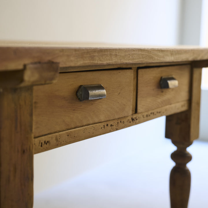 小ぶりな金属の引き手で、実用的な表情も感じられます。