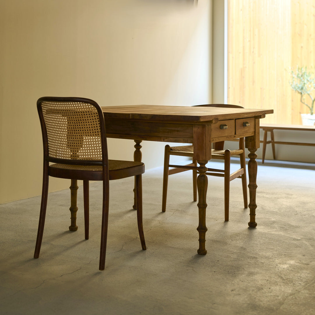 ダイニングテーブルとして据えると、それだけで空間に華やかさが。