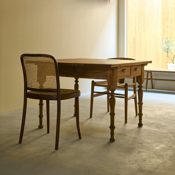 ダイニングテーブルとして据えると、それだけで空間に華やかさが。