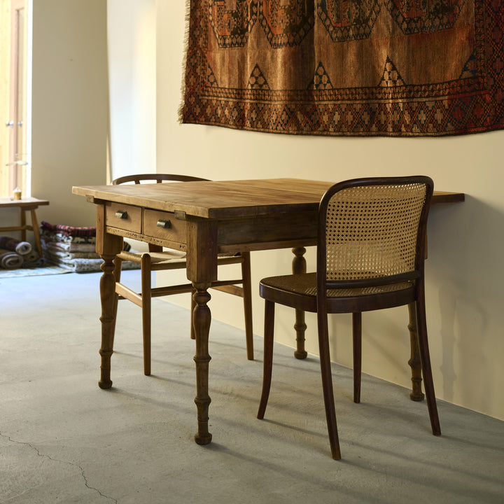 どこから見ても絵になる正方形のテーブルです。