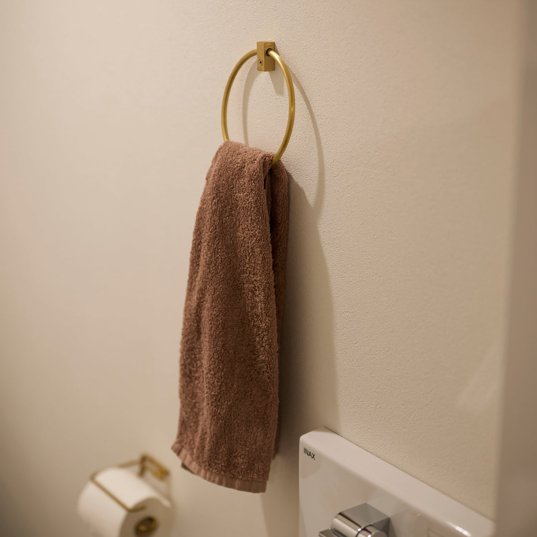 真鍮ははじめは表面に輝きがありますが、経年変化でくすんだ風合いに変化します。