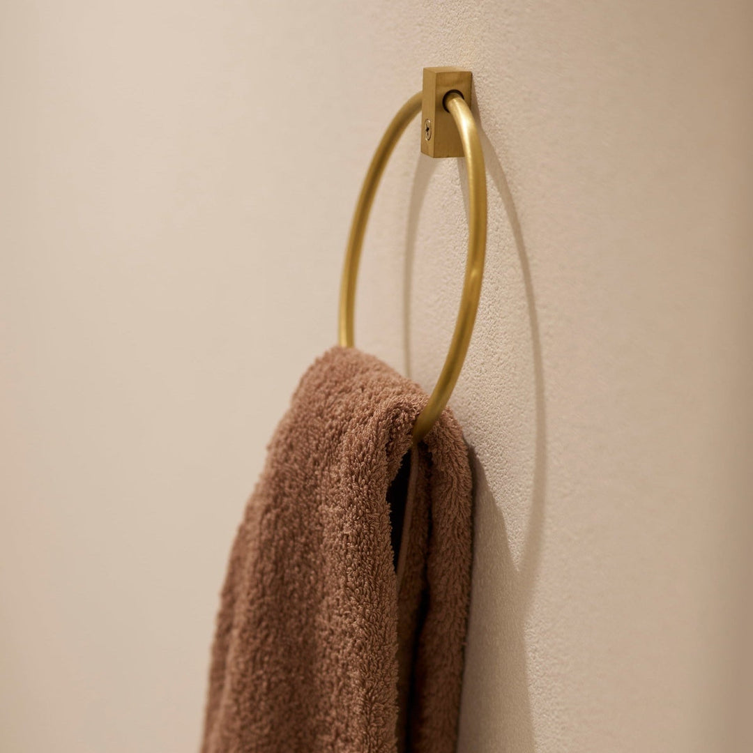 取付部分にリングが通っていて可動するデザイン