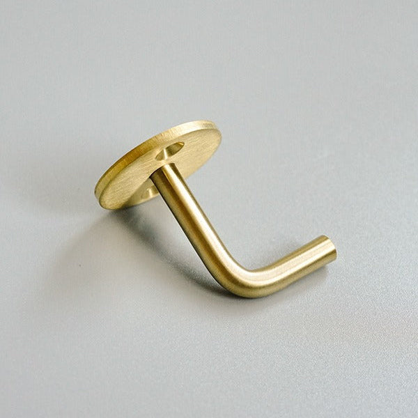 真鍮は使い始めの輝きが美しく、時間とともに柔らかなアンティークカラーへ。