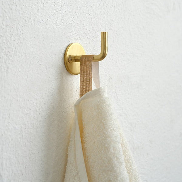 主張しすぎることなく、壁の小さな空間を心地よい収納へと変えます。