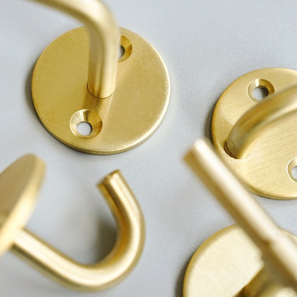 フックの形状違いのもので揃えると、すっきりと美しく、かつ機能的な空間に。