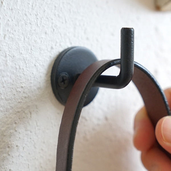 直角に立ち上がるよう深く設計されたカーブ。機能的な美しさです。