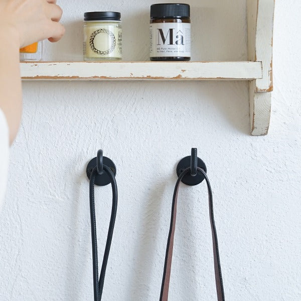 アイアンはマットなブラック。モダンやインダストリアルな空間をきりっと引き締めます。