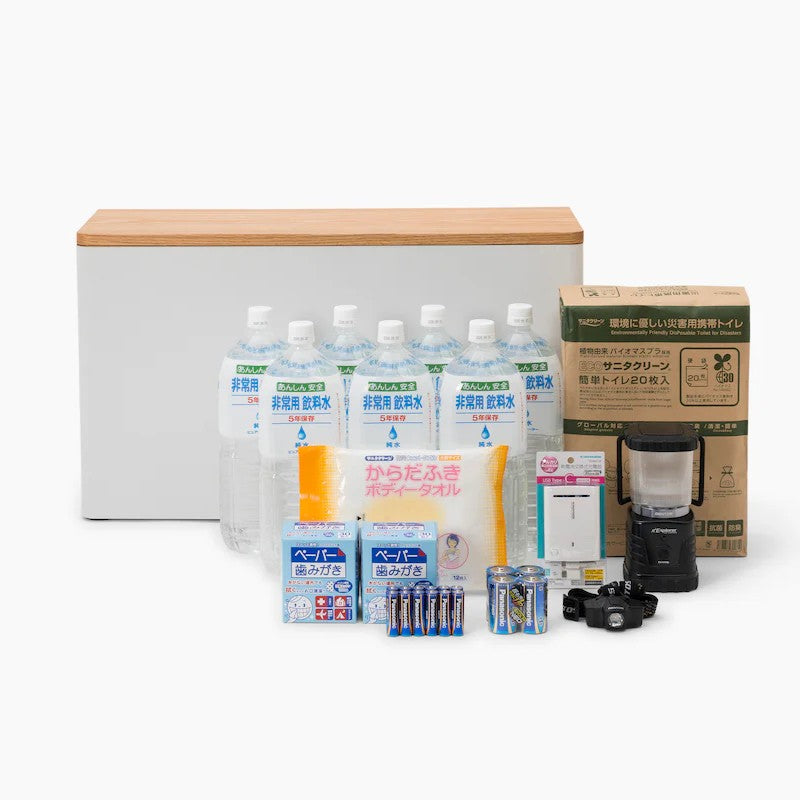 内部には、2Lのペットボトル7本や防災用のライト、モバイルバッテリーなどを収納可能。