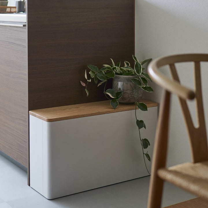 スチールボディに、オーク無垢材の天板を合わせたミニマルなデザイン。