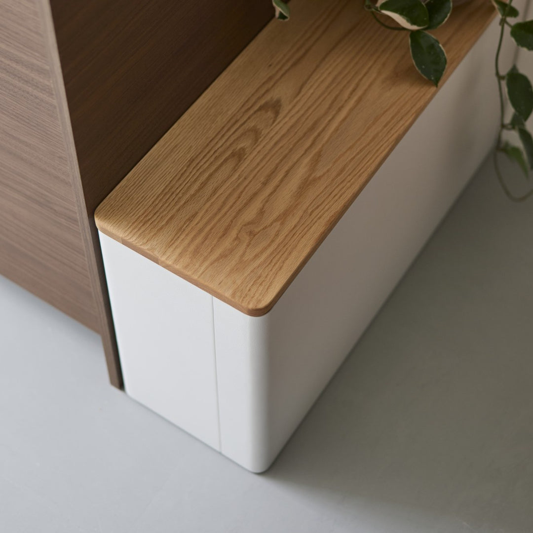 天板にはオーク無垢材を使用し、木の温もりがスチールの冷たさを中和。